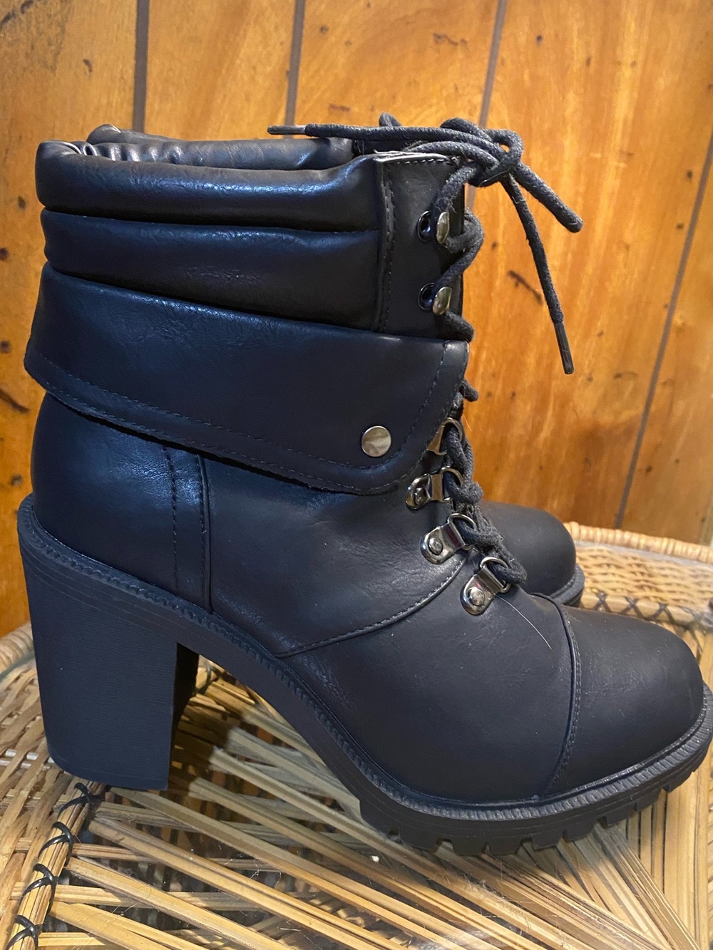 TORRID LACE UP HEEL COMBAT BOOTS 9